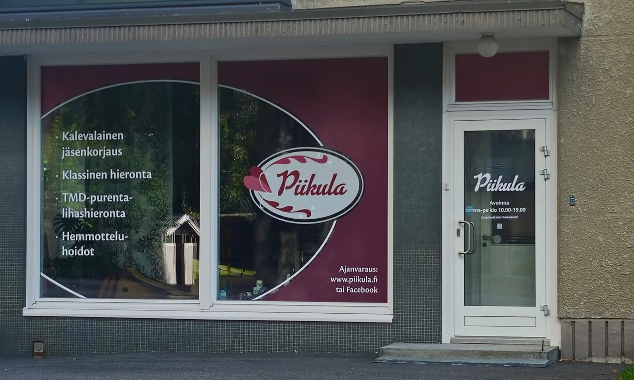 Piikulan liiketilan sisäänkäynti ja logo ikkunassa