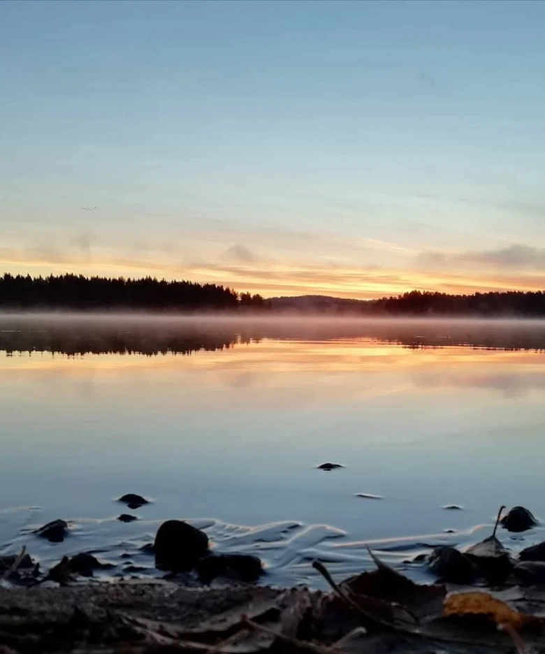 Tyyni järvimaisema auringonnousussa