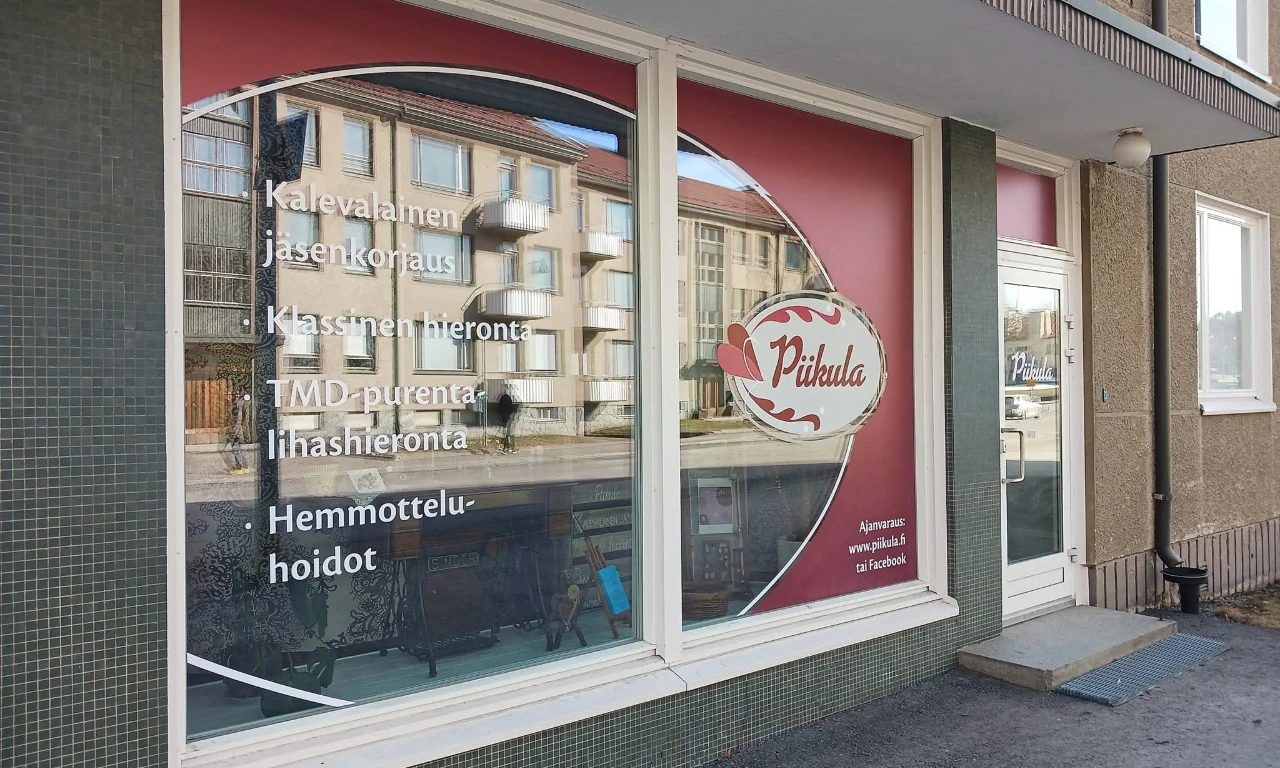 Piikulan liiketilan sisäänkäynti ja logo ikkunassa