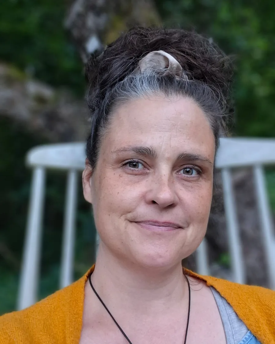 Piikulan yrittäjä Janette Vesa ulkona vehreässä ympäristössä