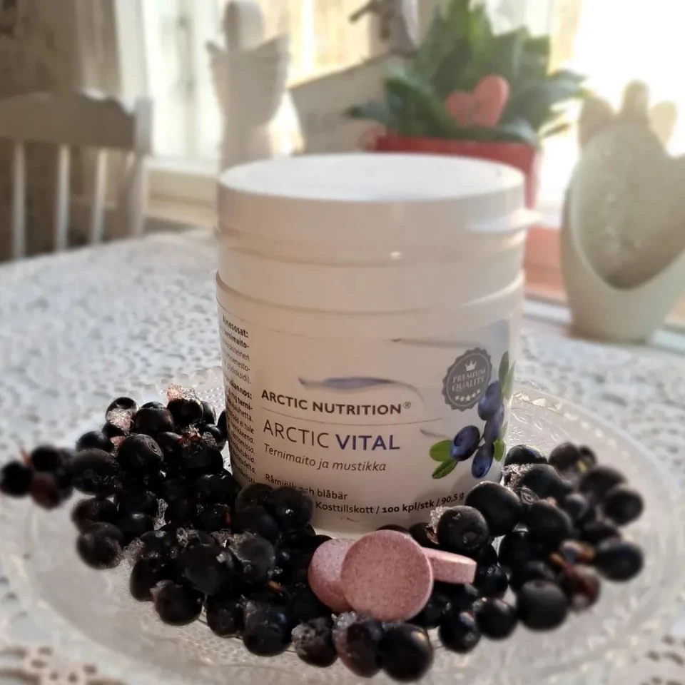 Soluni Arctic Vital -purkki mustikoiden ja tablettien kanssa